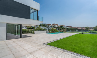 Prêt à emménager, nouvelle villa moderne de luxe à vendre, située directement sur le terrain de golf de Marbella - Benahavis 33919 
