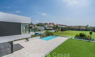 Prêt à emménager, nouvelle villa moderne de luxe à vendre, située directement sur le terrain de golf de Marbella - Benahavis 33927 