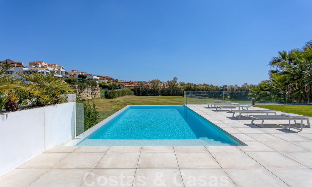 Prêt à emménager, nouvelle villa moderne de luxe à vendre, située directement sur le terrain de golf de Marbella - Benahavis 35395