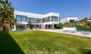 Prêt à emménager, nouvelle villa moderne de luxe à vendre, située directement sur le terrain de golf de Marbella - Benahavis 35398 
