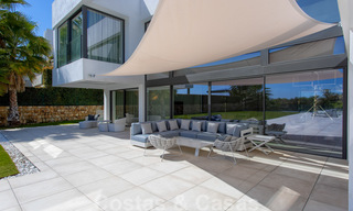 Prêt à emménager, nouvelle villa moderne de luxe à vendre, située directement sur le terrain de golf de Marbella - Benahavis 35400 