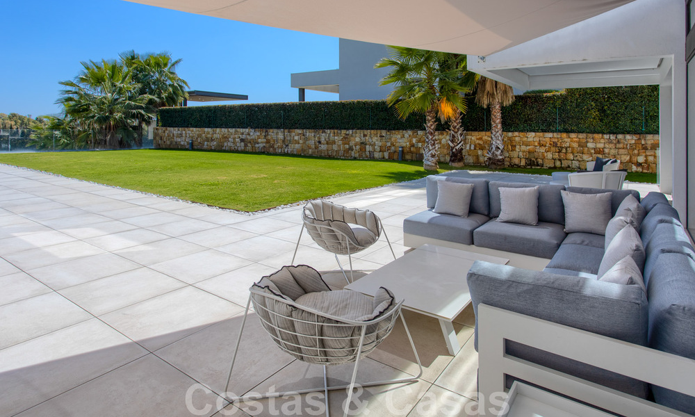 Prêt à emménager, nouvelle villa moderne de luxe à vendre, située directement sur le terrain de golf de Marbella - Benahavis 35401