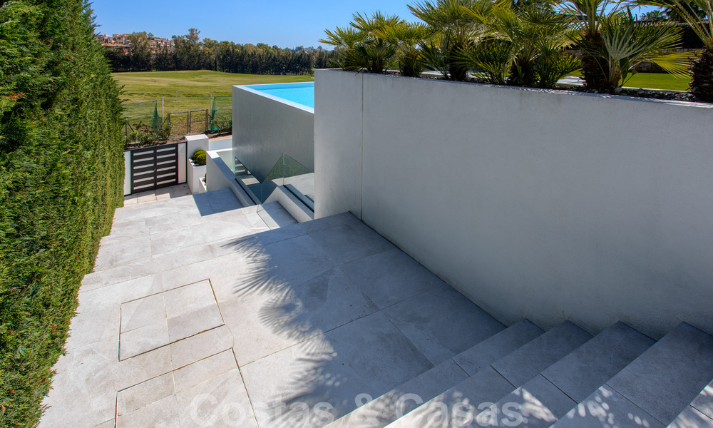 Prêt à emménager, nouvelle villa moderne de luxe à vendre, située directement sur le terrain de golf de Marbella - Benahavis 35404