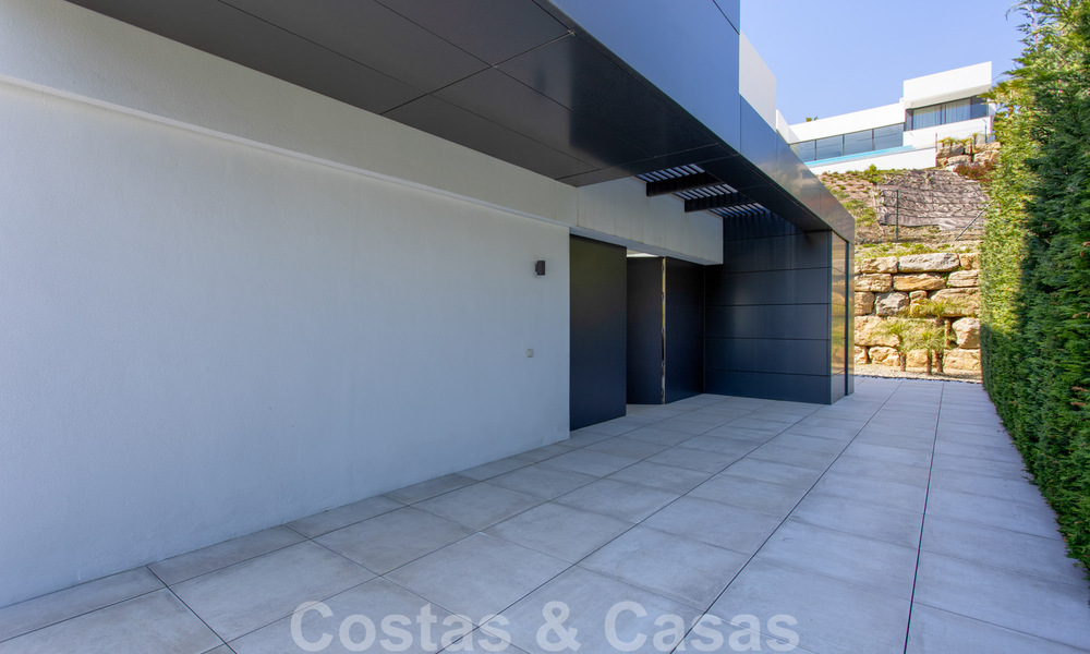 Prêt à emménager, nouvelle villa moderne de luxe à vendre, située directement sur le terrain de golf de Marbella - Benahavis 35405
