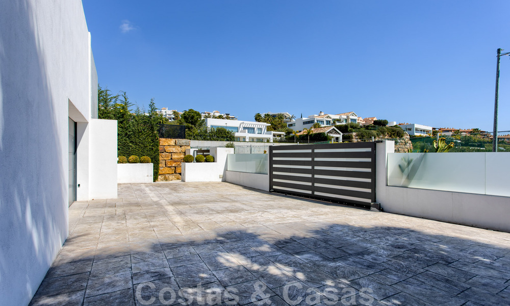 Prêt à emménager, nouvelle villa moderne de luxe à vendre, située directement sur le terrain de golf de Marbella - Benahavis 35407