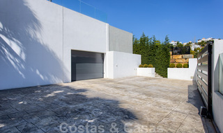 Prêt à emménager, nouvelle villa moderne de luxe à vendre, située directement sur le terrain de golf de Marbella - Benahavis 35408 
