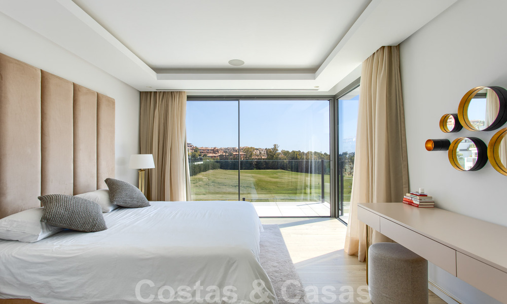 Prêt à emménager, nouvelle villa moderne de luxe à vendre, située directement sur le terrain de golf de Marbella - Benahavis 35410