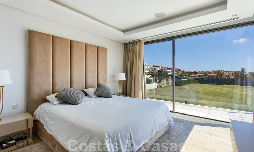 Prêt à emménager, nouvelle villa moderne de luxe à vendre, située directement sur le terrain de golf de Marbella - Benahavis 35411