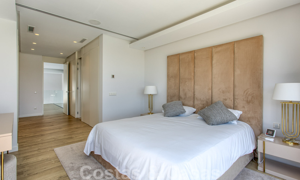 Prêt à emménager, nouvelle villa moderne de luxe à vendre, située directement sur le terrain de golf de Marbella - Benahavis 35412
