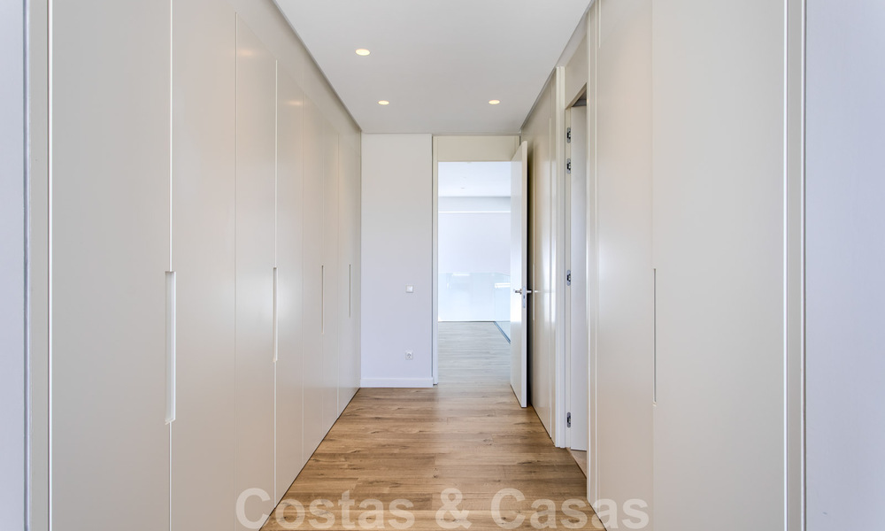 Prêt à emménager, nouvelle villa moderne de luxe à vendre, située directement sur le terrain de golf de Marbella - Benahavis 35413