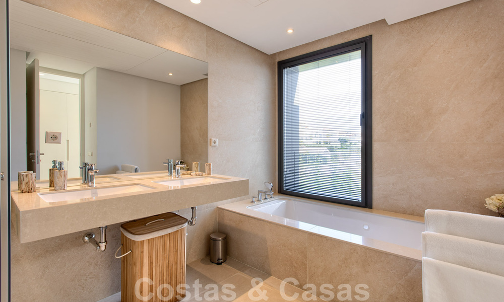 Prêt à emménager, nouvelle villa moderne de luxe à vendre, située directement sur le terrain de golf de Marbella - Benahavis 35415