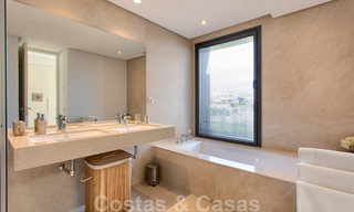 Prêt à emménager, nouvelle villa moderne de luxe à vendre, située directement sur le terrain de golf de Marbella - Benahavis 35415 