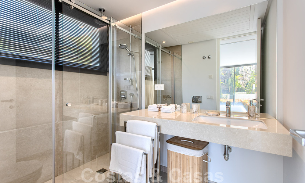 Prêt à emménager, nouvelle villa moderne de luxe à vendre, située directement sur le terrain de golf de Marbella - Benahavis 35420