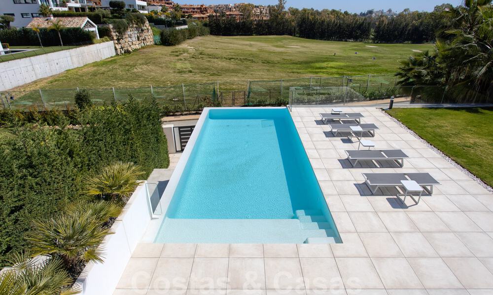 Prêt à emménager, nouvelle villa moderne de luxe à vendre, située directement sur le terrain de golf de Marbella - Benahavis 35426