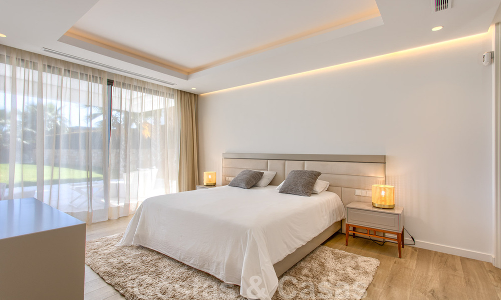 Prêt à emménager, nouvelle villa moderne de luxe à vendre, située directement sur le terrain de golf de Marbella - Benahavis 35428