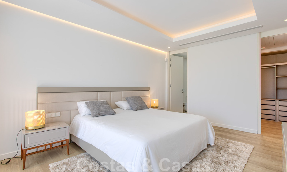 Prêt à emménager, nouvelle villa moderne de luxe à vendre, située directement sur le terrain de golf de Marbella - Benahavis 35429