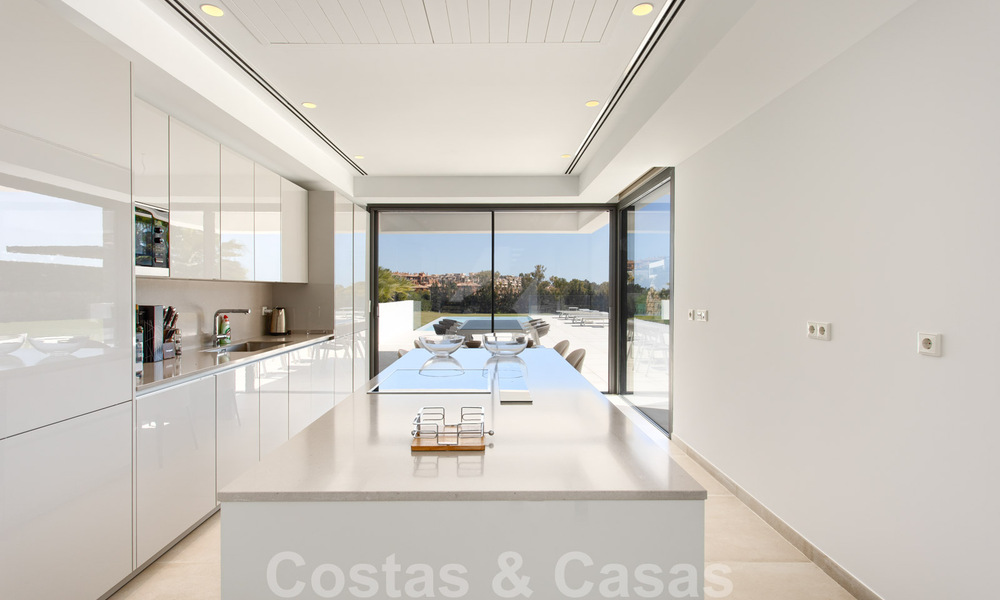 Prêt à emménager, nouvelle villa moderne de luxe à vendre, située directement sur le terrain de golf de Marbella - Benahavis 35442