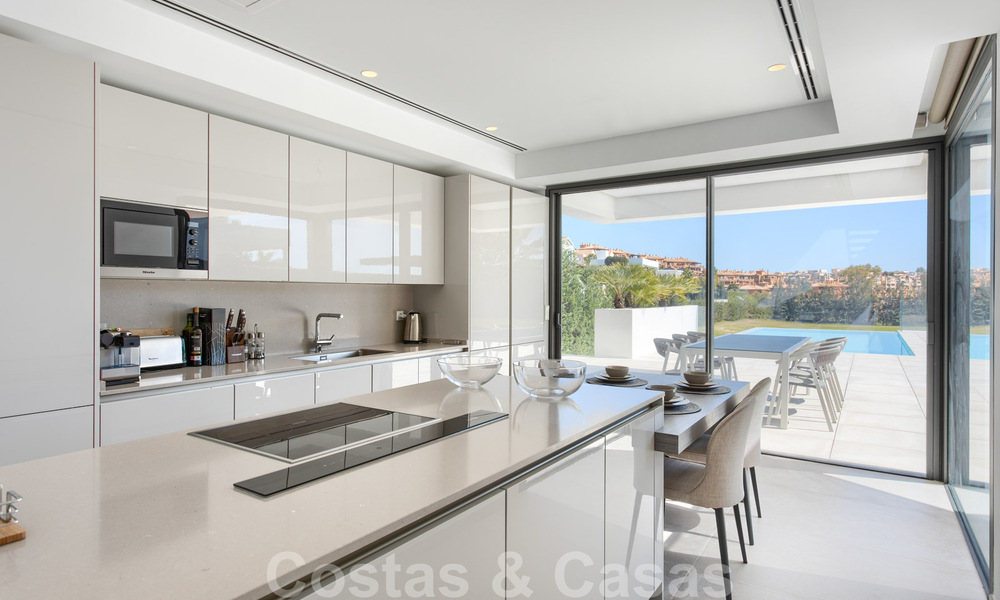 Prêt à emménager, nouvelle villa moderne de luxe à vendre, située directement sur le terrain de golf de Marbella - Benahavis 35443