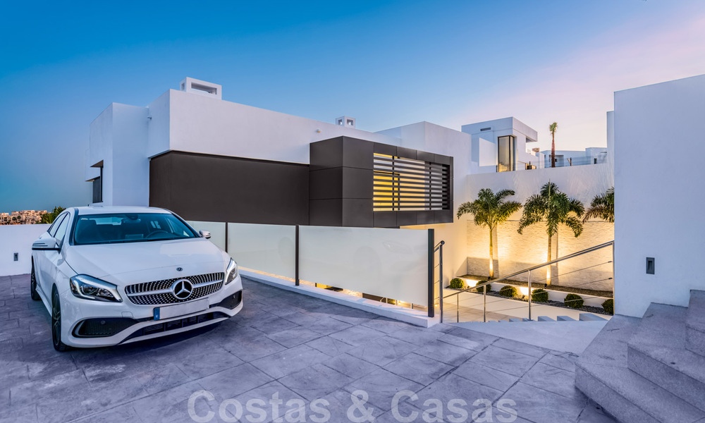A vendre, prêt à emménager dans une nouvelle villa de luxe, conçue selon une architecture symétrique aux lignes modernes, avec vue sur le golf et la mer à Marbella - Benahavis 36567