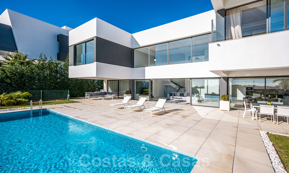 A vendre, prêt à emménager dans une nouvelle villa de luxe, conçue selon une architecture symétrique aux lignes modernes, avec vue sur le golf et la mer à Marbella - Benahavis 36568