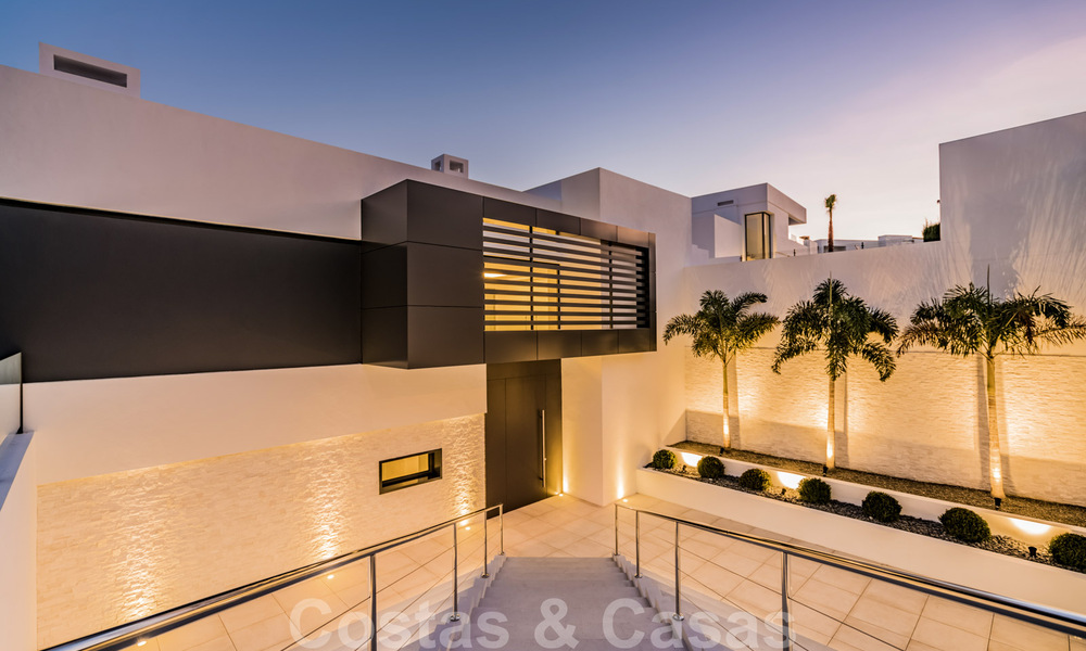 A vendre, prêt à emménager dans une nouvelle villa de luxe, conçue selon une architecture symétrique aux lignes modernes, avec vue sur le golf et la mer à Marbella - Benahavis 36569