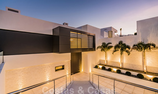 A vendre, prêt à emménager dans une nouvelle villa de luxe, conçue selon une architecture symétrique aux lignes modernes, avec vue sur le golf et la mer à Marbella - Benahavis 36569 