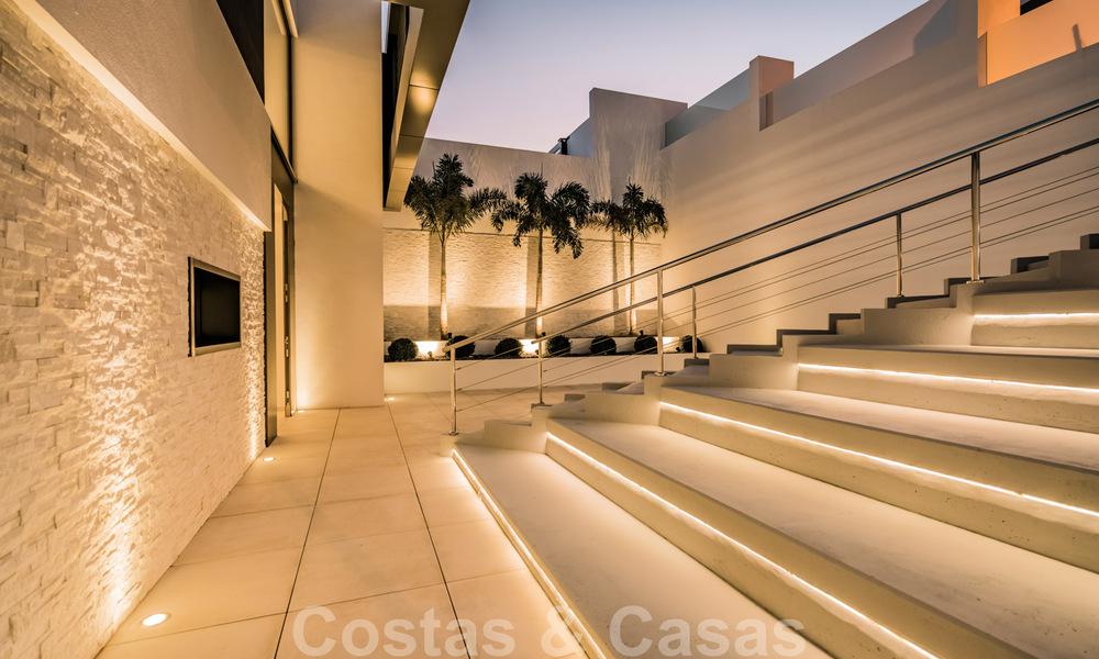 A vendre, prêt à emménager dans une nouvelle villa de luxe, conçue selon une architecture symétrique aux lignes modernes, avec vue sur le golf et la mer à Marbella - Benahavis 36570