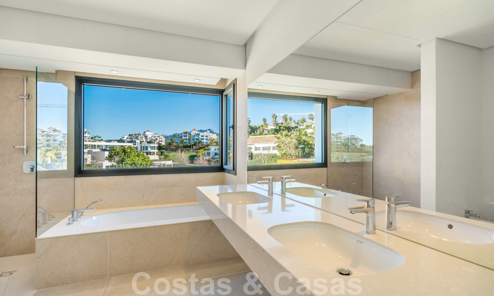 A vendre, prêt à emménager dans une nouvelle villa de luxe, conçue selon une architecture symétrique aux lignes modernes, avec vue sur le golf et la mer à Marbella - Benahavis 36572