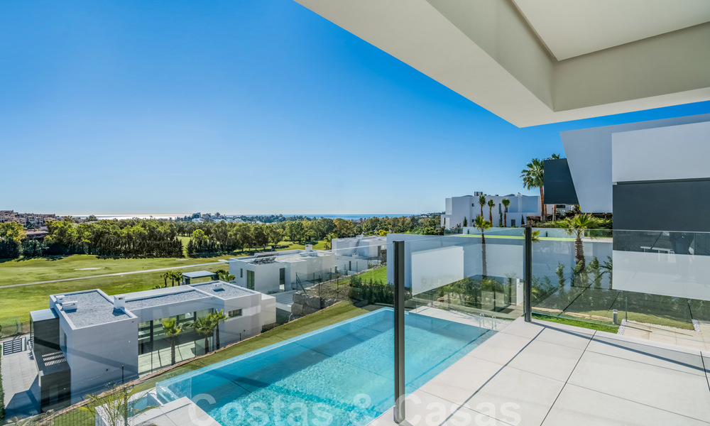 A vendre, prêt à emménager dans une nouvelle villa de luxe, conçue selon une architecture symétrique aux lignes modernes, avec vue sur le golf et la mer à Marbella - Benahavis 36573