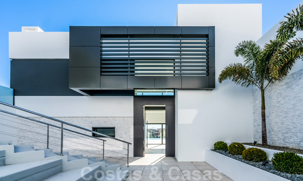 A vendre, prêt à emménager dans une nouvelle villa de luxe, conçue selon une architecture symétrique aux lignes modernes, avec vue sur le golf et la mer à Marbella - Benahavis 36574