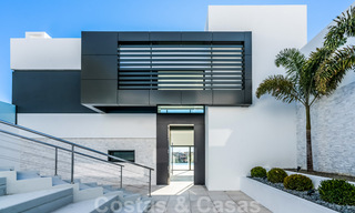 A vendre, prêt à emménager dans une nouvelle villa de luxe, conçue selon une architecture symétrique aux lignes modernes, avec vue sur le golf et la mer à Marbella - Benahavis 36574 