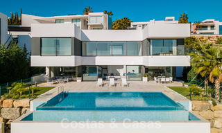 A vendre, prêt à emménager dans une nouvelle villa de luxe, conçue selon une architecture symétrique aux lignes modernes, avec vue sur le golf et la mer à Marbella - Benahavis 36575 