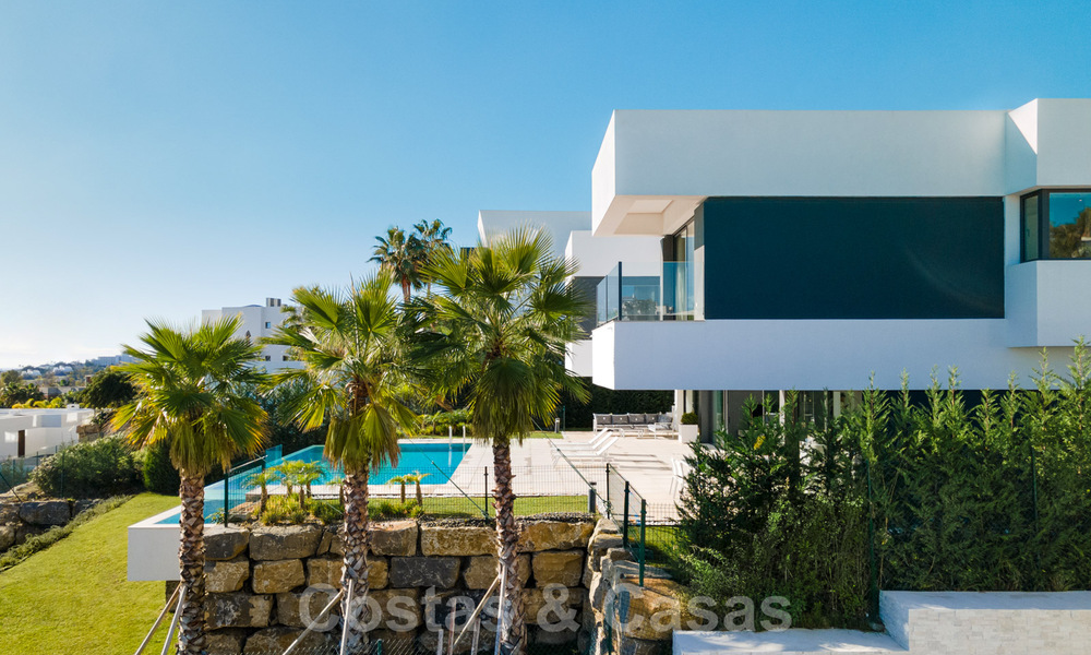 A vendre, prêt à emménager dans une nouvelle villa de luxe, conçue selon une architecture symétrique aux lignes modernes, avec vue sur le golf et la mer à Marbella - Benahavis 36577