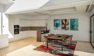 A vendre, prêt à emménager dans une nouvelle villa de luxe, conçue selon une architecture symétrique aux lignes modernes, avec vue sur le golf et la mer à Marbella - Benahavis 36578 