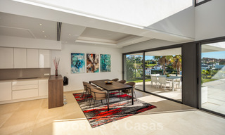 A vendre, prêt à emménager dans une nouvelle villa de luxe, conçue selon une architecture symétrique aux lignes modernes, avec vue sur le golf et la mer à Marbella - Benahavis 36579 