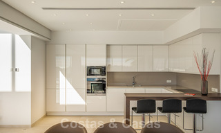 A vendre, prêt à emménager dans une nouvelle villa de luxe, conçue selon une architecture symétrique aux lignes modernes, avec vue sur le golf et la mer à Marbella - Benahavis 36580 