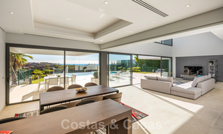 A vendre, prêt à emménager dans une nouvelle villa de luxe, conçue selon une architecture symétrique aux lignes modernes, avec vue sur le golf et la mer à Marbella - Benahavis 36581 