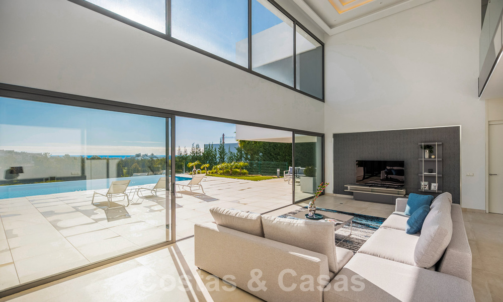A vendre, prêt à emménager dans une nouvelle villa de luxe, conçue selon une architecture symétrique aux lignes modernes, avec vue sur le golf et la mer à Marbella - Benahavis 36582