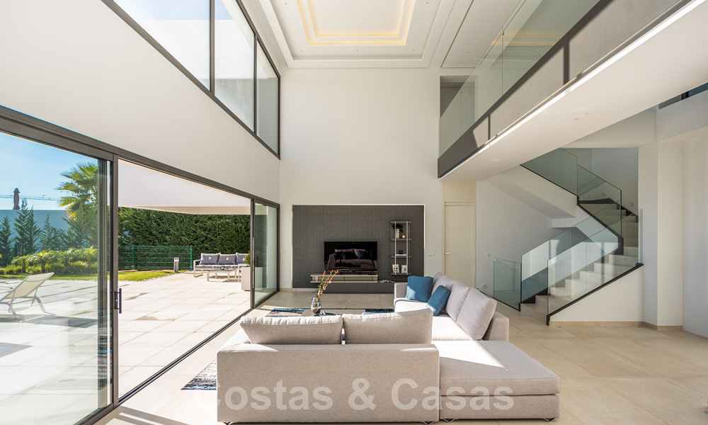 A vendre, prêt à emménager dans une nouvelle villa de luxe, conçue selon une architecture symétrique aux lignes modernes, avec vue sur le golf et la mer à Marbella - Benahavis 36583