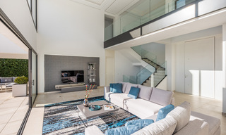 A vendre, prêt à emménager dans une nouvelle villa de luxe, conçue selon une architecture symétrique aux lignes modernes, avec vue sur le golf et la mer à Marbella - Benahavis 36584 