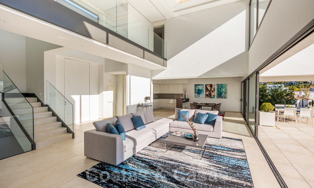 A vendre, prêt à emménager dans une nouvelle villa de luxe, conçue selon une architecture symétrique aux lignes modernes, avec vue sur le golf et la mer à Marbella - Benahavis 36585