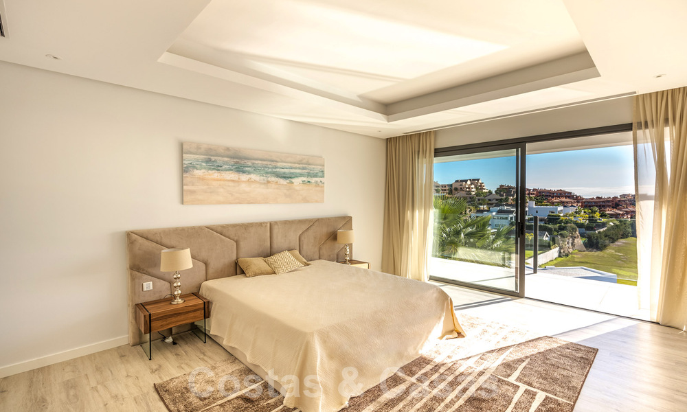 A vendre, prêt à emménager dans une nouvelle villa de luxe, conçue selon une architecture symétrique aux lignes modernes, avec vue sur le golf et la mer à Marbella - Benahavis 36586