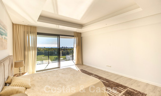 A vendre, prêt à emménager dans une nouvelle villa de luxe, conçue selon une architecture symétrique aux lignes modernes, avec vue sur le golf et la mer à Marbella - Benahavis 36587 