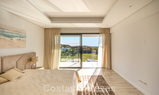 A vendre, prêt à emménager dans une nouvelle villa de luxe, conçue selon une architecture symétrique aux lignes modernes, avec vue sur le golf et la mer à Marbella - Benahavis 36588 