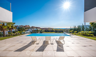 A vendre, prêt à emménager dans une nouvelle villa de luxe, conçue selon une architecture symétrique aux lignes modernes, avec vue sur le golf et la mer à Marbella - Benahavis 36589 