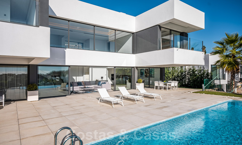 A vendre, prêt à emménager dans une nouvelle villa de luxe, conçue selon une architecture symétrique aux lignes modernes, avec vue sur le golf et la mer à Marbella - Benahavis 36590