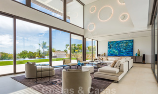 Prêt à emménager, nouvelle villa de luxe moderne et spacieuse à vendre, située directement sur le terrain de golf de Marbella - Benahavis 25912 