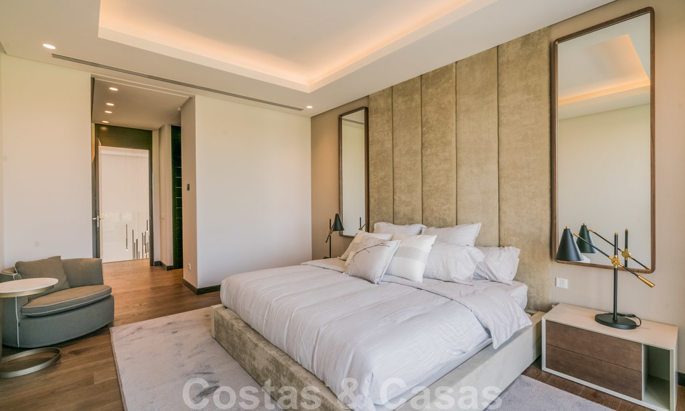 Prêt à emménager, nouvelle villa de luxe moderne et spacieuse à vendre, située directement sur le terrain de golf de Marbella - Benahavis 25917