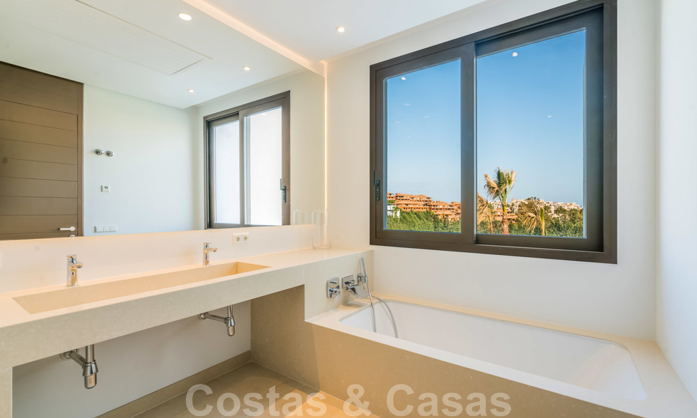 Prêt à emménager, nouvelle villa de luxe moderne et spacieuse à vendre, située directement sur le terrain de golf de Marbella - Benahavis 25918