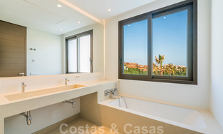 Prêt à emménager, nouvelle villa de luxe moderne et spacieuse à vendre, située directement sur le terrain de golf de Marbella - Benahavis 25918 